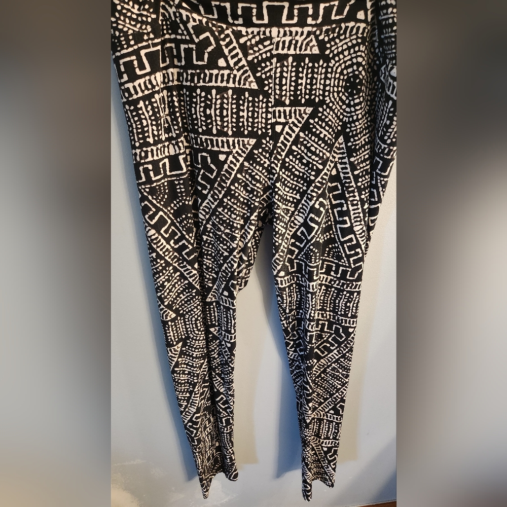 🍉LuLaRoe Black and White Patterned Leggings TC
